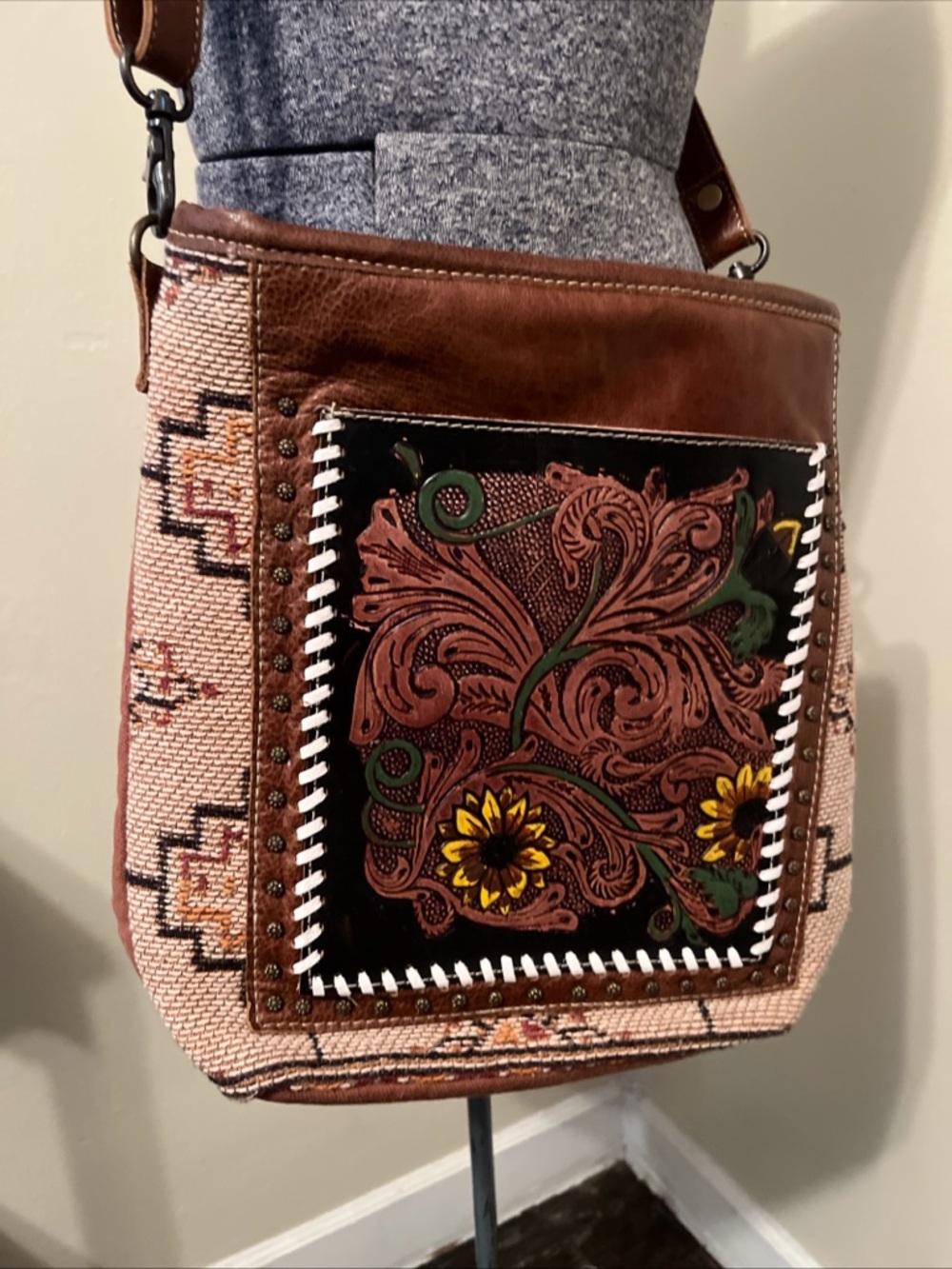 Myra Tooled Leather Crossbody Bag Purse Sunflower Floral Boho - Picture 9 of 9